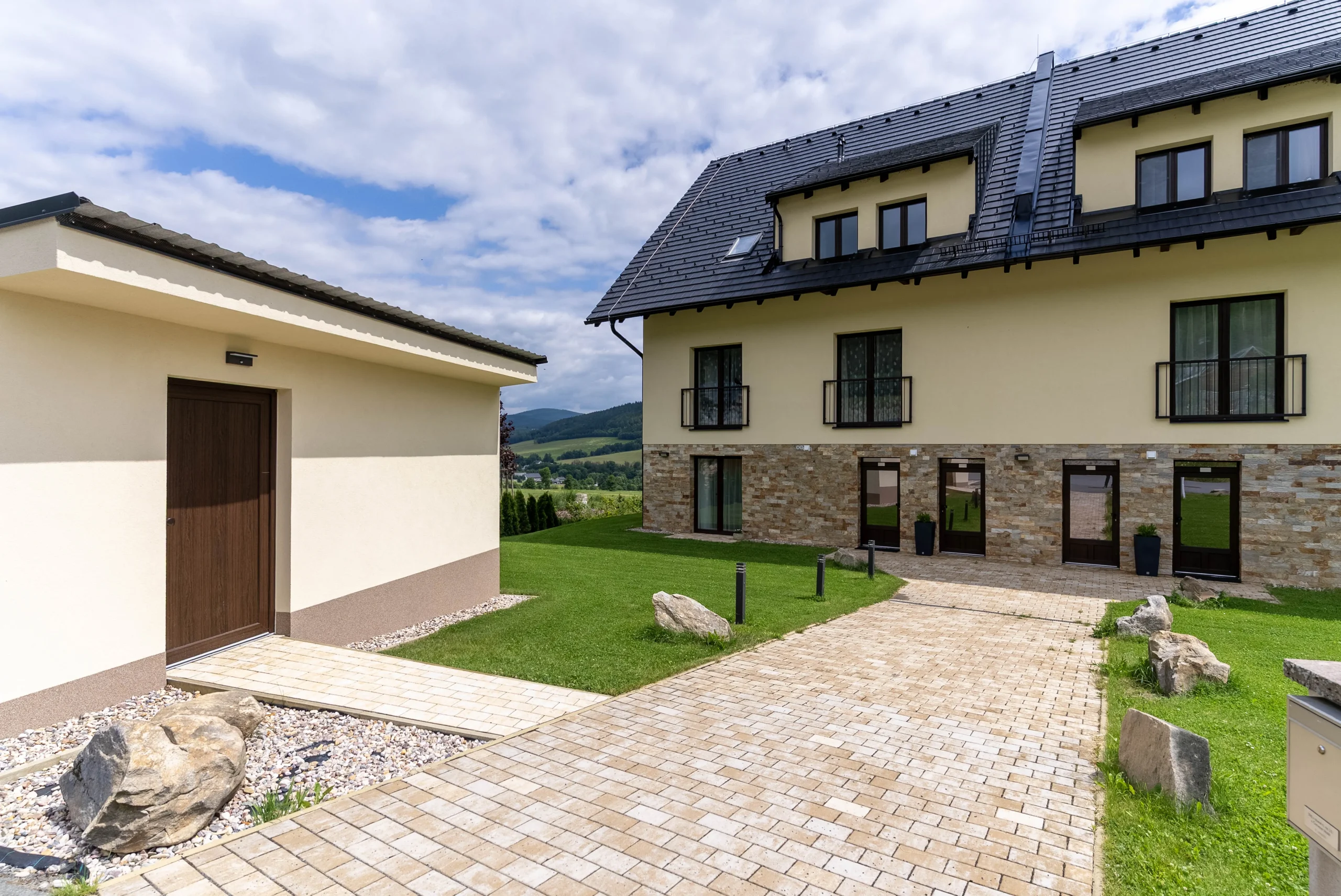 Před apartmánem